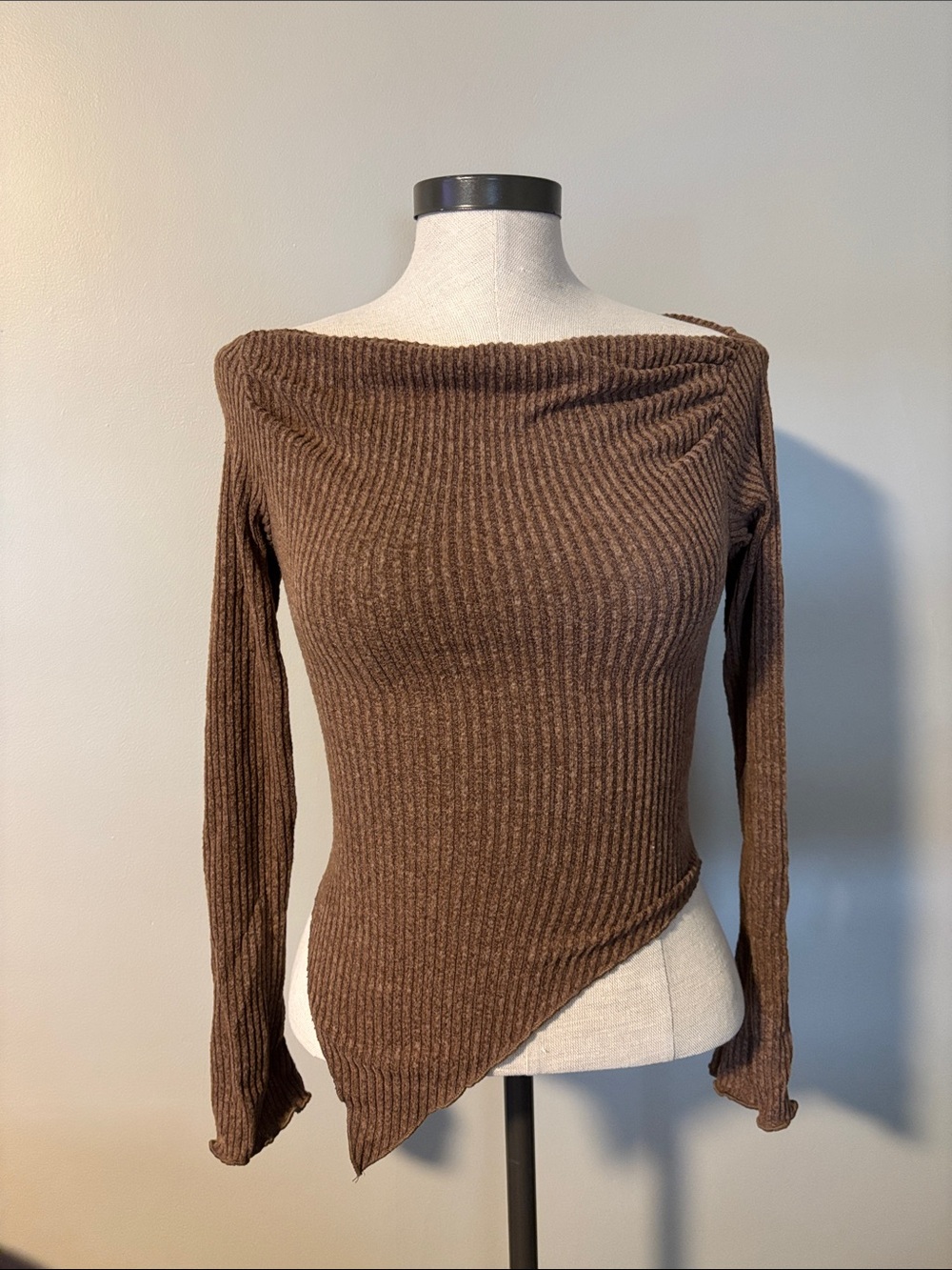Off-Shoulder Ribbed Brown Asymmetric Hem Sweater